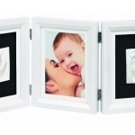 Ein Geschenk das ankommt: der Baby Art Double Print Frame Bilderrahmen Classic ermöglicht das Verewigen der Füße und Hände des Babys (bei Amazon)