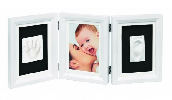 Ein Geschenk das ankommt: der Baby Art Bilderrahmen Double Print Frame Classic ermöglicht das Verewigen der Füße und Hände des Babys (bei Amazon)