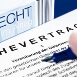 Ein Ehevertrag ist nur in ganz bestimmten Fällen nötig bzw. sinnvoll, andere Dokumente wie eine Geburtsurkunde und eine Meldebescheinigung braucht man jedoch immer, um den amtlich-rechtlichen Teil sauber durchzuziehen (© Pixelot / Fotolia)
