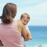 Mit dem Baby an die Ostsee - die Meeresluft tut der Haut von Baby (und Elttern) gut (© Digital Vision / Thinkstock)