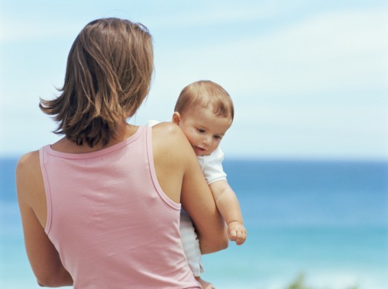 Mit dem Baby an die Ostsee - die Meeresluft tut der Haut von Baby (und Eltern) gut (© Digital Vision / Thinkstock)