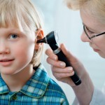 Untersuchung eines Kleinkinds beim HNO / Ohrenarzt: Steckt hinter dem Schmerz und Pochen im Ohr eine akute Mittelohrentzündung? (Alexander Raths / Fotolia)