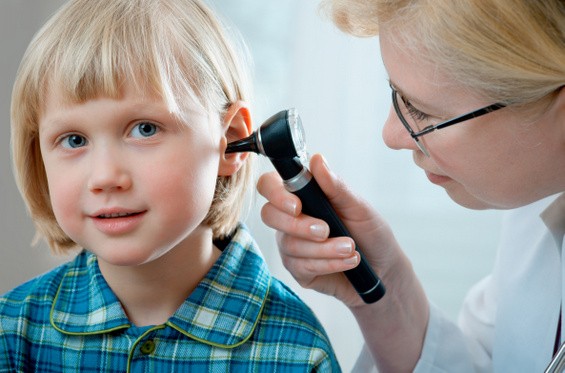 Untersuchung eines Kleinkinds beim HNO / Ohrenarzt: Steckt hinter dem Schmerz und Pochen im Ohr eine akute Mittelohrentzündung? (Alexander Raths / Fotolia)
