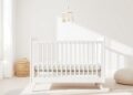 Modernes weißes Gitterbett mit höhenverstellbarem Lattenrost in einem hellen Babyzimmer