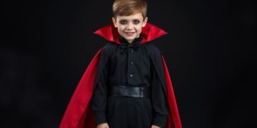 Vampir-Kostüm-Set für Kinder mit Umhang, Vampirzähnen und Narben-Tattoos