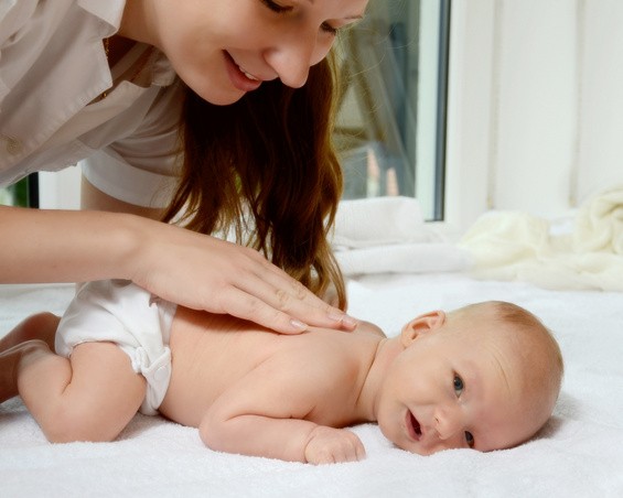 Babymassage fördert Babyentwicklung: Gerade im ersten Lebensjahr soll das Kind so viel Zuneigung und Körperkontakt wie möglich bekommen (© S Kobold / Fotolia)