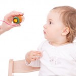 Baby / Kleinkind bekommt Medizin (© detailblick - Fotolia.com)