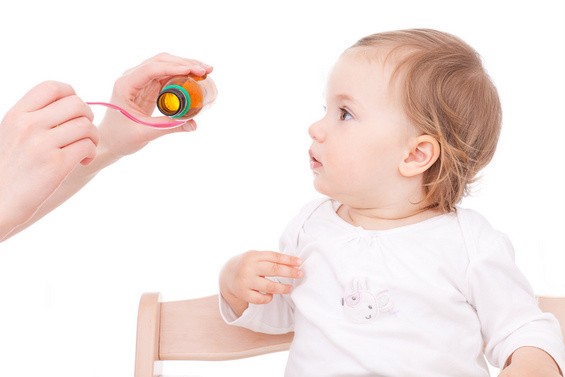 Erkältungen bei Babys - Baby / Kleinkind bekommt Medizin (© detailblick - Fotolia.com)