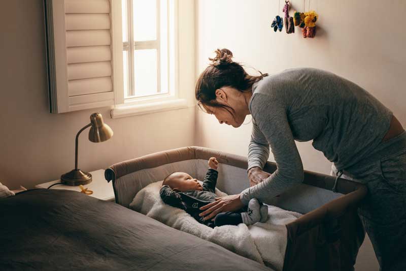 baby-schlaeft-bei-eltern