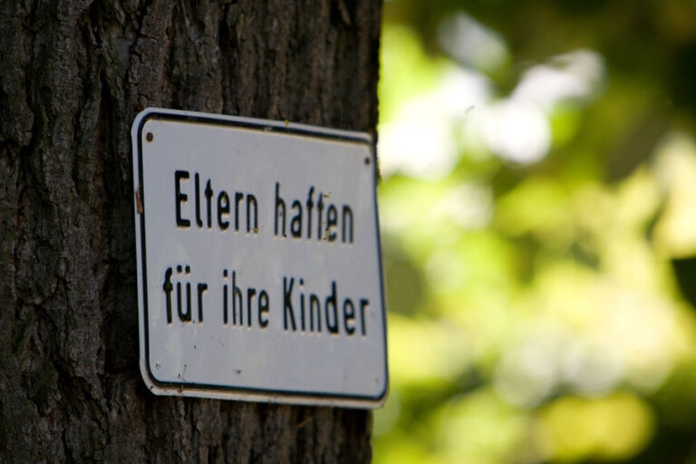 Schild Privatgrundstück Eltern Haften Für Ihre Kinder Haftung verstehen: Eltern haften für ihre Kinder