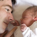 Der Tages- und Schlafrhythmus des Babys variiert über die verschiedenen Entwicklungsphasen hinweg (© Melissa Schalke / Fotolia)