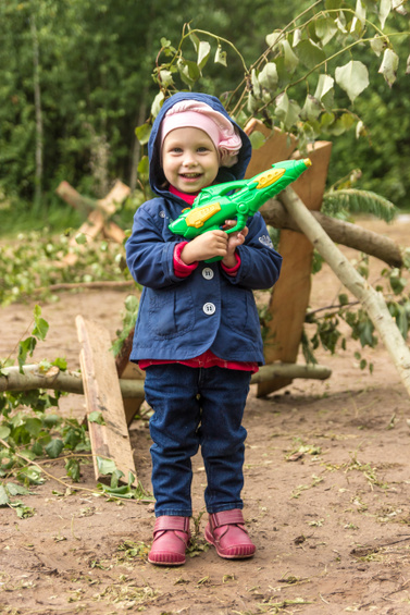 Kleinkinder mit Spielzeugwaffen - Sollen / dürfen die das? (© Fotony76 / stock.adobe.com)