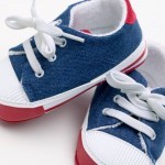 Süße kleine Kinderschuhe - aber sind sie auch nicht zu klein? (© Jupiterimages/liquidlibrary/Thinkstock)