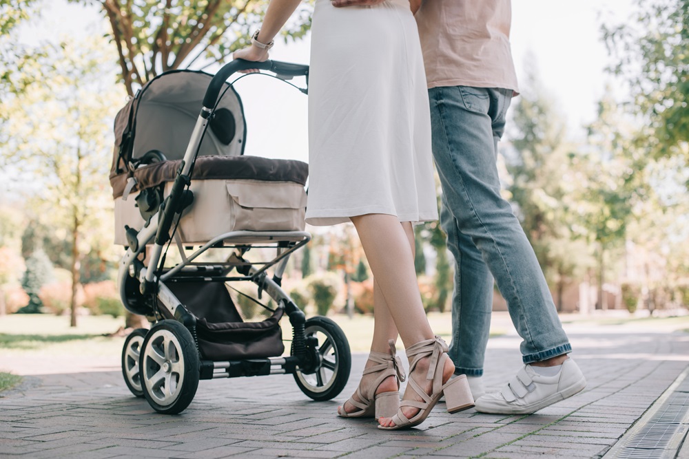 junge eltern mit kinderwagen