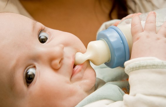 Baby nuckelt an der Flasche (© Zsolt Bota Finna / Fotolia)