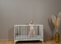 Schlafumgebung Baby: So schläft dein Neugeborenes sicher und gut