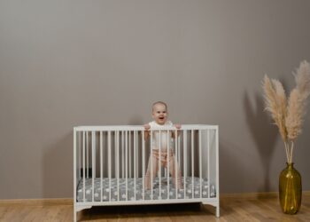 Schlafumgebung Baby: So schläft dein Neugeborenes sicher und gut