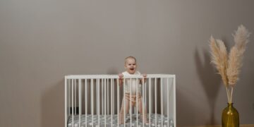 Schlafumgebung Baby: So schläft dein Neugeborenes sicher und gut