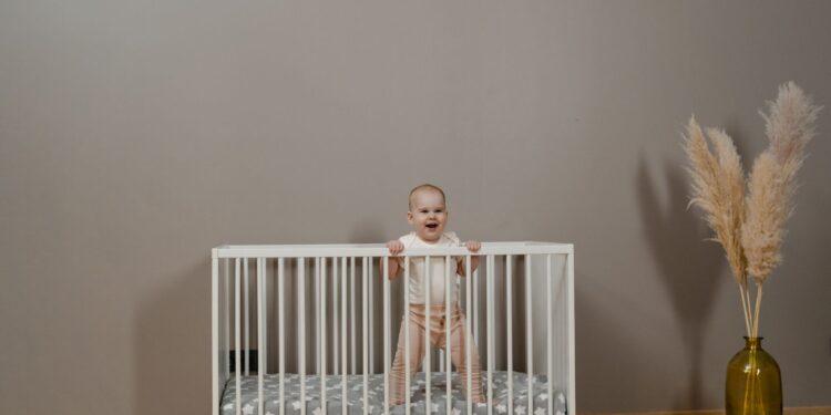 Schlafumgebung Baby: So schläft dein Neugeborenes sicher und gut