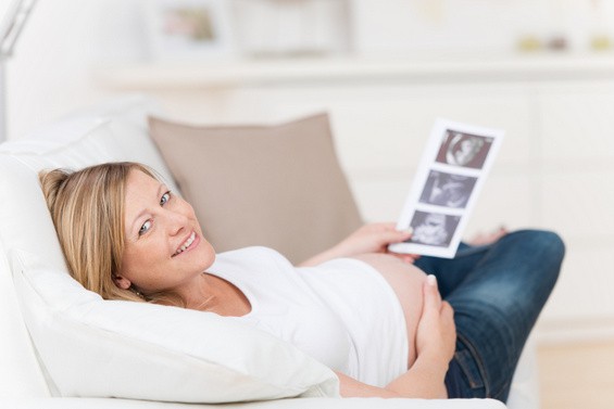 Schwanger! - Neben Ultraschalluntersuchungen kommen in den 9-10 Monaten der Schwangerschaft so einige Arzttermine auf die werdende Mutter zu (© contrastwerkstatt / Fotolia)