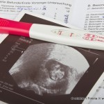 Ultraschallbild, Schwangerschaftstest und Mutterpass (© rolafoto / Fotolia)