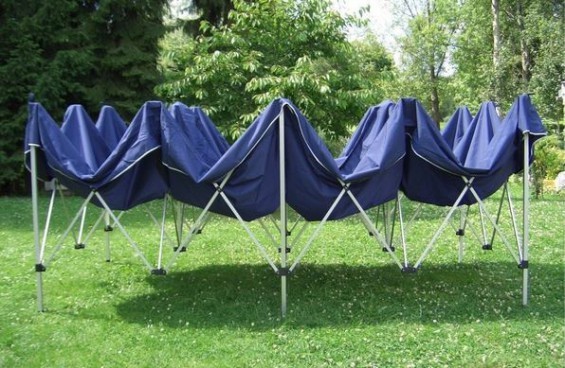 Faltzelt: Das große Partyzelt lässt sich dank raffiniertem Falt-Gestänge-System im Handumdrehen in den Garten stellen